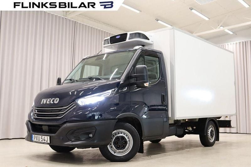 Mörkblå (blå) Begagnad 2023 Iveco Daily Van | 379 700 kr (Marknadspris) - Bild 1/4