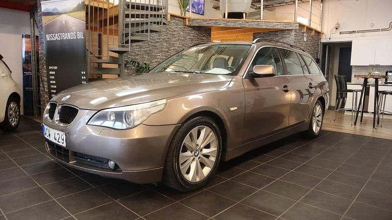 Ljusgrå Begagnad 2006 BMW 523 Kombi | 57 900 kr (Marknadspris) - Bild 1/4