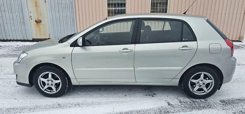 Silver Begagnad 2006 Toyota Corolla Halvkombi | 67 900 kr (Lite dyr) - Bild 1/4