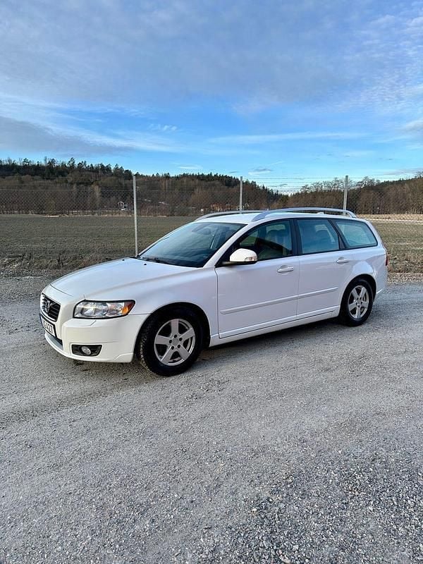 Vit Begagnad 2012 Volvo V50 Kombi | 50 000 kr (Marknadspris) - Bild 1/4