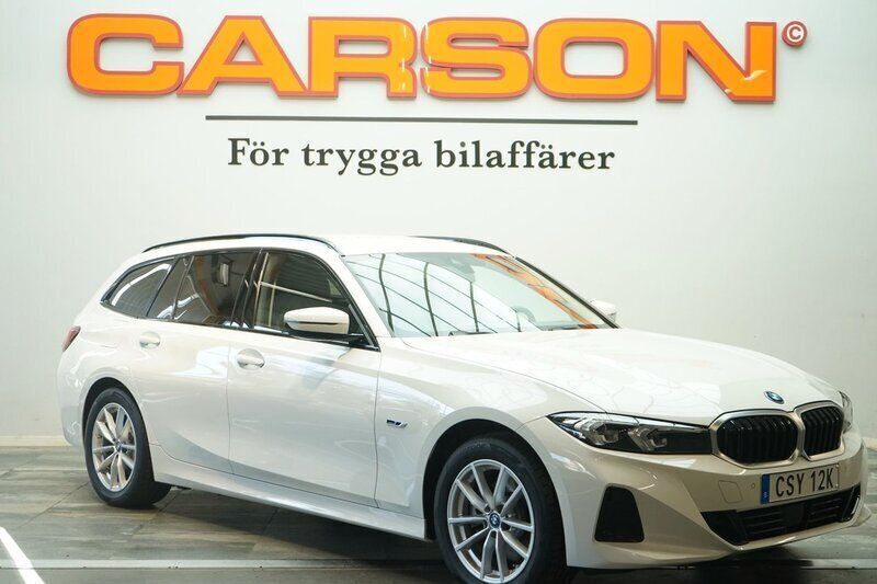 Vit Begagnad 2022 BMW 330e M Sport Kombi | 469 900 kr - Bild 1/4