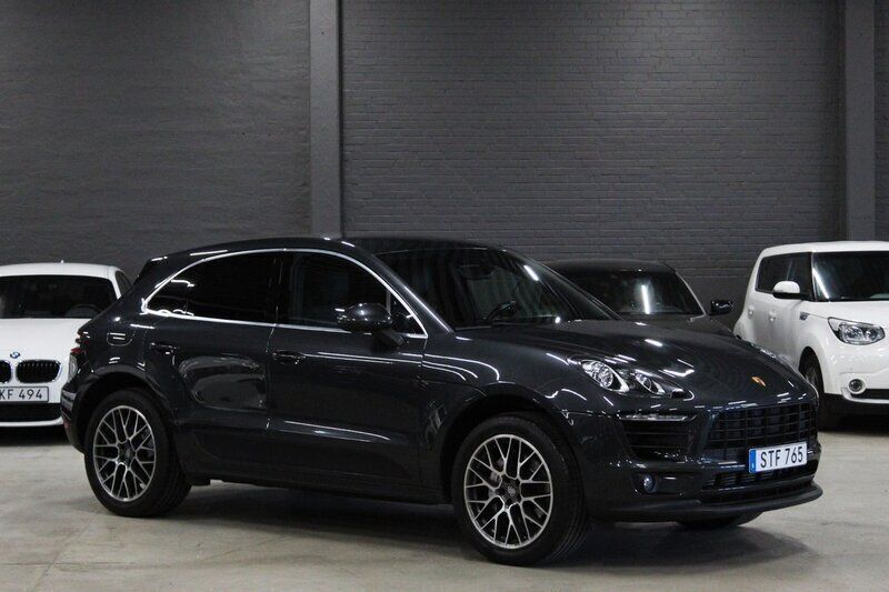 Grå Begagnad 2018 Porsche Macan S SUV | 389 900 kr (Marknadspris) - Bild 1/4
