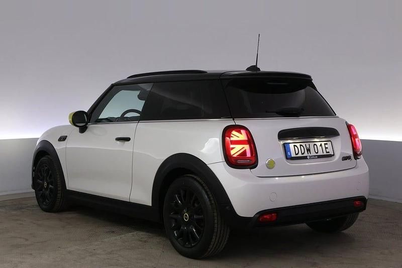 Begagnad Mini Cooper SE Essential 135 kW (184 HK) 2023 Vit Halvkombi