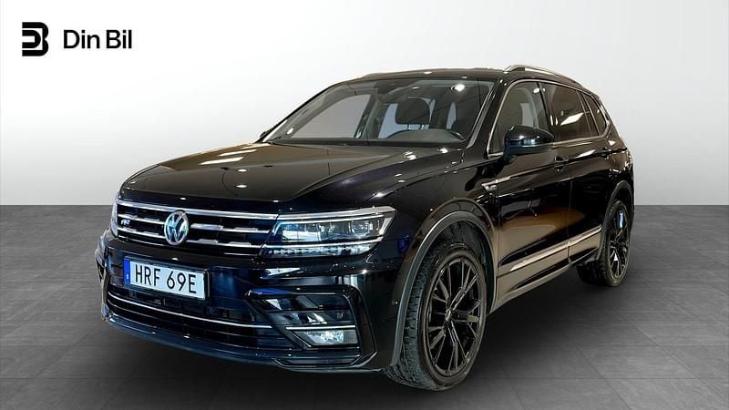 Svart (deep black pearl) Begagnad 2020 VW Tiguan Allspace R-line SUV | 319 000 kr (Marknadspris) - Bild 1/4