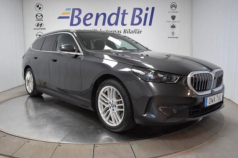 Sophisto grey Begagnad 2024 BMW 530e Efficient Dynamics Kombi | 629 500 kr - Bild 1/3