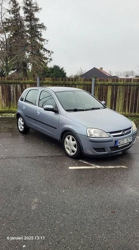 Grå Begagnad 2004 Opel Corsa Halvkombi | 12 500 kr (Marknadspris) - Bild 1/4