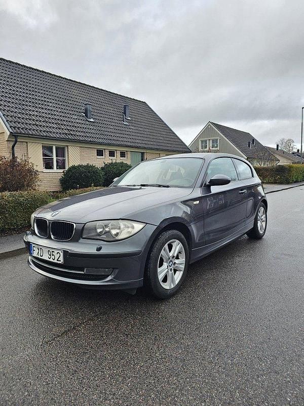 Grå Begagnad 2008 BMW 116 Advantage Halvkombi | 41 900 kr (Marknadspris) - Bild 1/4
