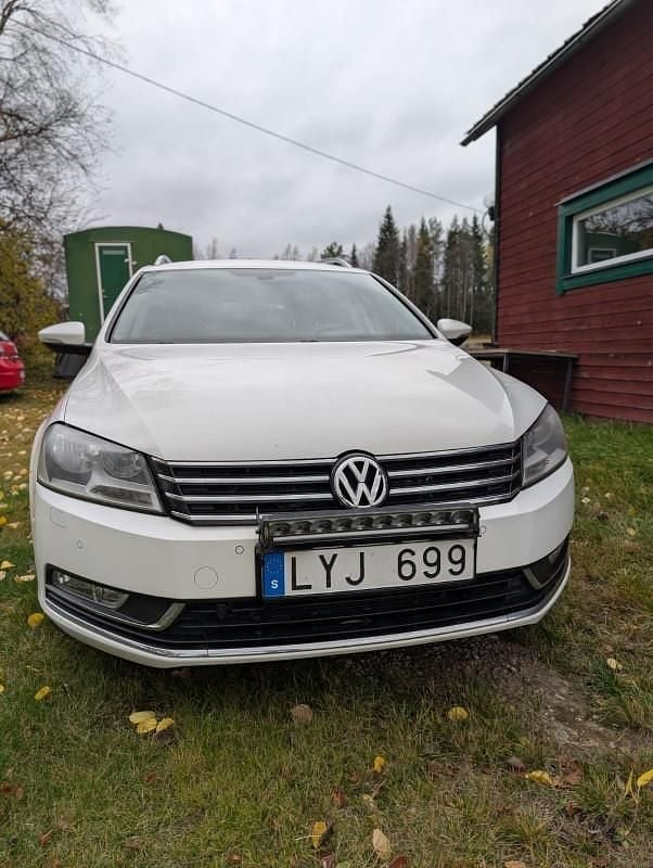 Vit Begagnad 2012 VW Passat Kombi | 57 000 kr (Marknadspris) - Bild 1/4