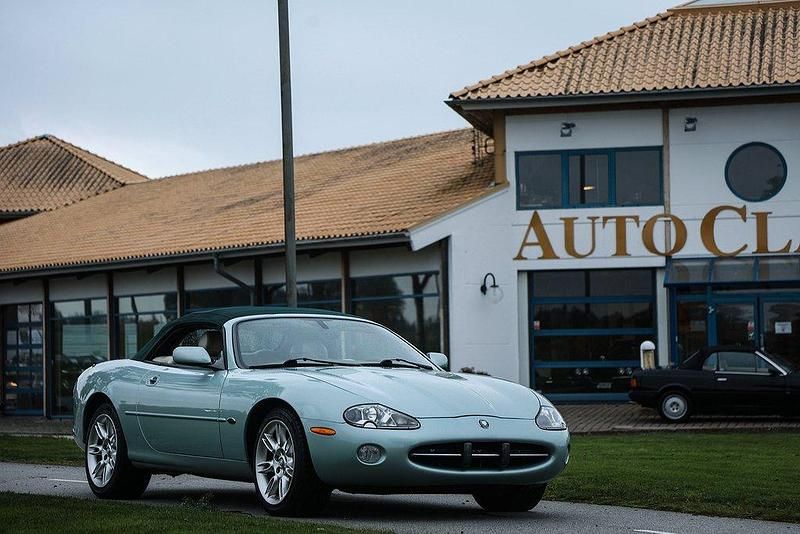 Begagnad Jaguar XK 284 HK (208 kW) 1998 Svart metallic Cab