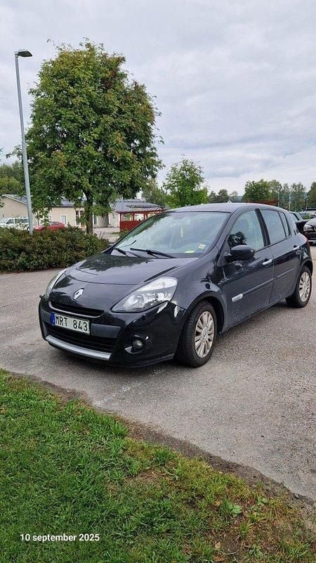 Svart Begagnad 2012 Renault Clio IV Halvkombi | 35 000 kr (Marknadspris) - Bild 1/4