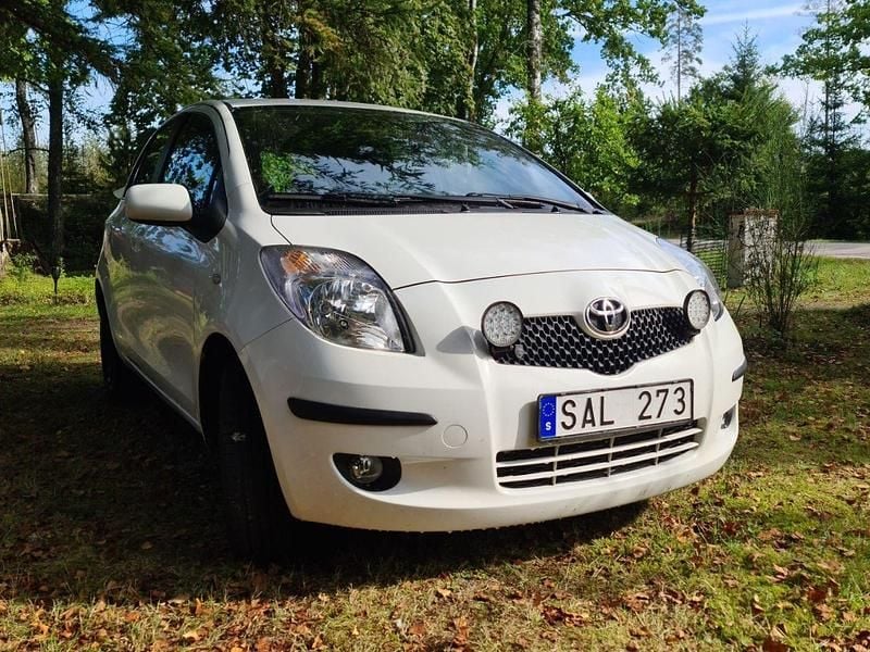 Vit Begagnad 2006 Toyota Yaris Halvkombi | 25 000 kr (Marknadspris) - Bild 1/4