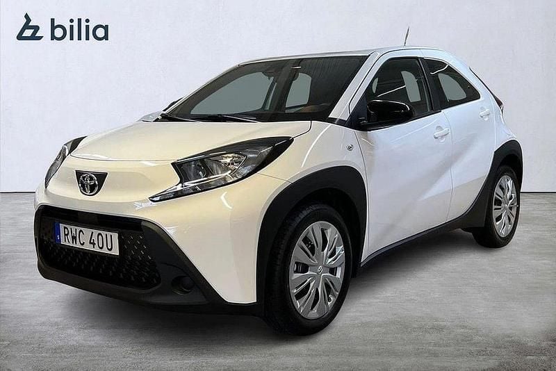 Vit Ny 2025 Toyota Aygo Play Halvkombi | 184 900 kr (Marknadspris) - Bild 1/3