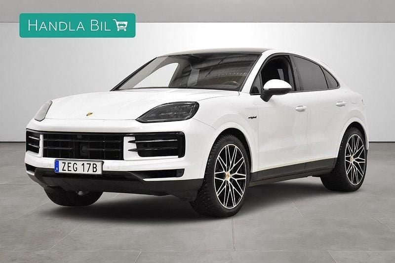 Vit Begagnad 2023 Porsche Cayenne SUV | 1 079 900 kr (Marknadspris) - Bild 1/4