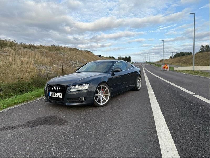 Grå Begagnad 2008 Audi A5 Sportkupé | 104 900 kr (Bra pris) - Bild 1/4