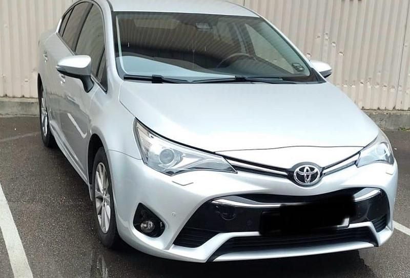 Begagnad Toyota Avensis 147 HK (108 kW) 2015 Silver Sedan