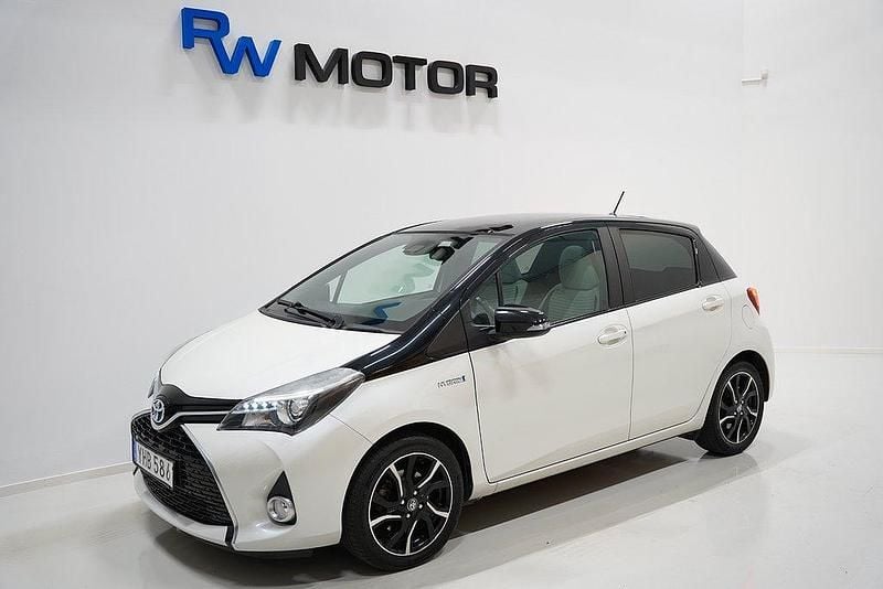 Vit Begagnad 2016 Toyota Yaris Hybrid Style Halvkombi | 148 800 kr (Bra pris) - Bild 1/4