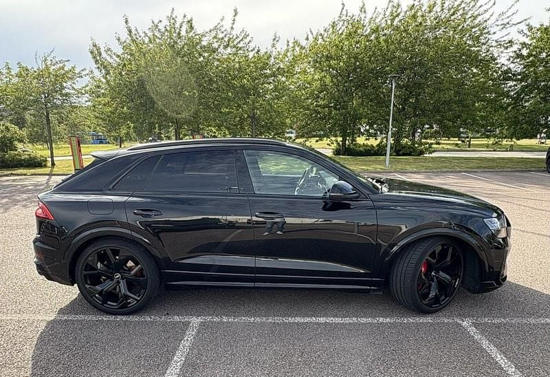 Svart Begagnad 2022 Audi RS Q8 SUV | 1 009 000 kr (Marknadspris) - Bild 1/4