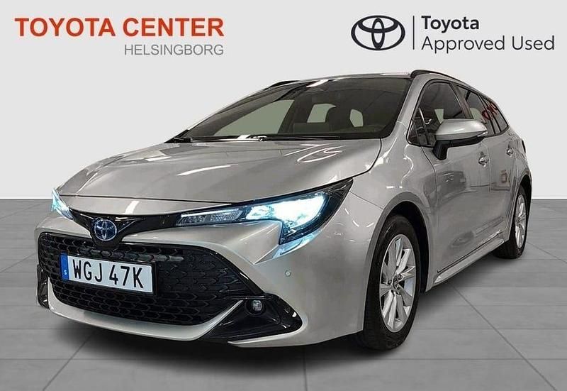 Silver Begagnad 2023 Toyota Corolla Active Kombi | 269 900 kr (Marknadspris) - Bild 1/4