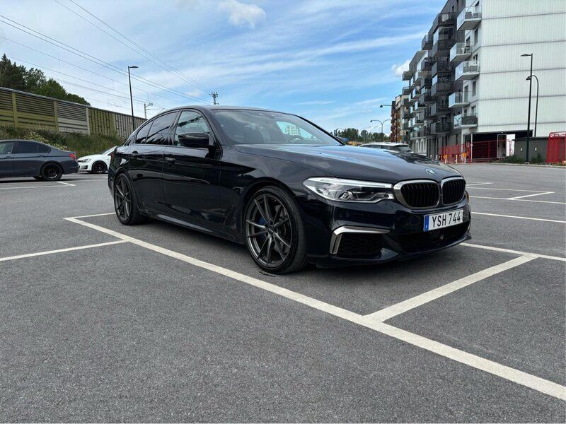 Svart Begagnad 2018 BMW M550 Sedan | 359 000 kr - Bild 1/4