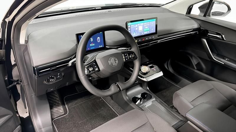 Begagnad MG MG4 EV 125 kW (170 HK) 2024 Svart Halvkombi