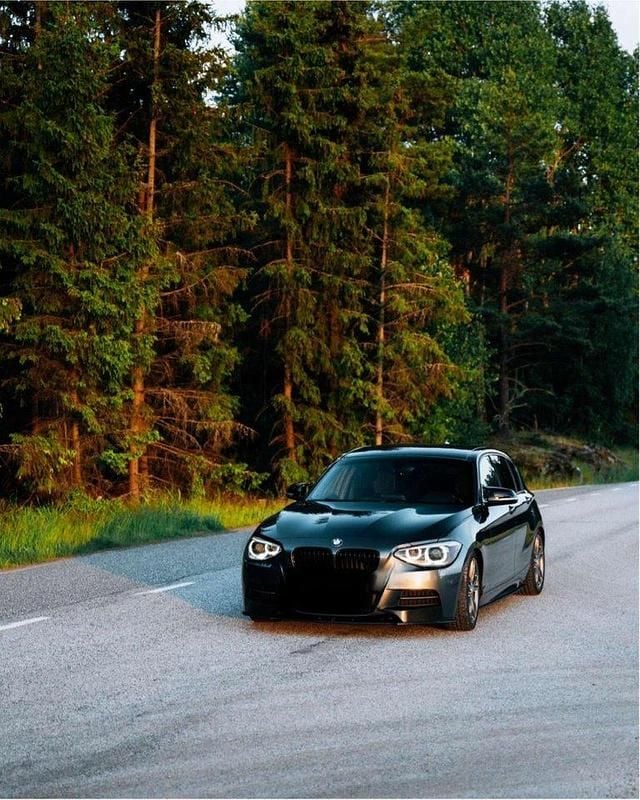 Grå Begagnad 2013 BMW M135 Halvkombi | 239 900 kr (Marknadspris) - Bild 1/3