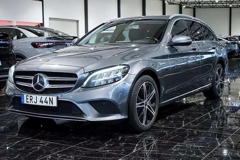 Grå Begagnad 2020 Mercedes C300e Avantgarde Kombi | 229 500 kr (Marknadspris) - Bild 1/4