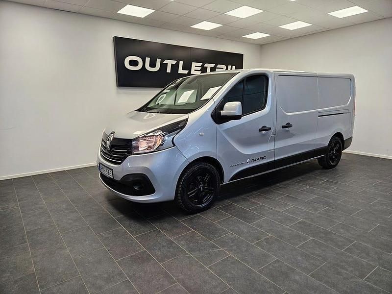 Silver Begagnad 2017 Renault Trafic Minibuss | 129 000 kr (Marknadspris) - Bild 1/4