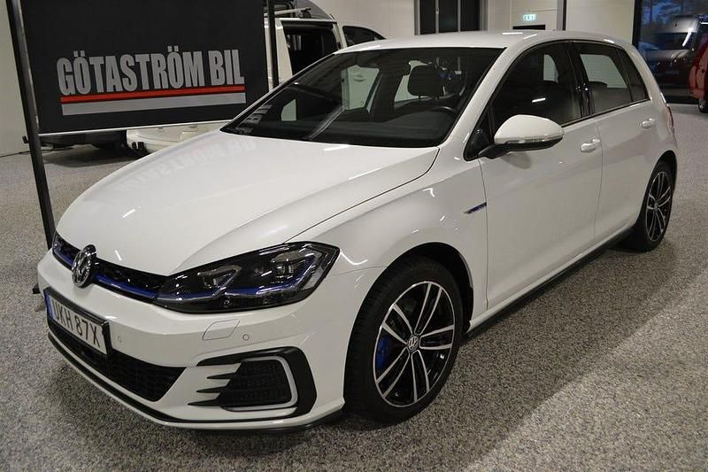 Vit Begagnad 2020 VW Golf VII Sport Halvkombi | 268 000 kr (Lite dyr) - Bild 1/4