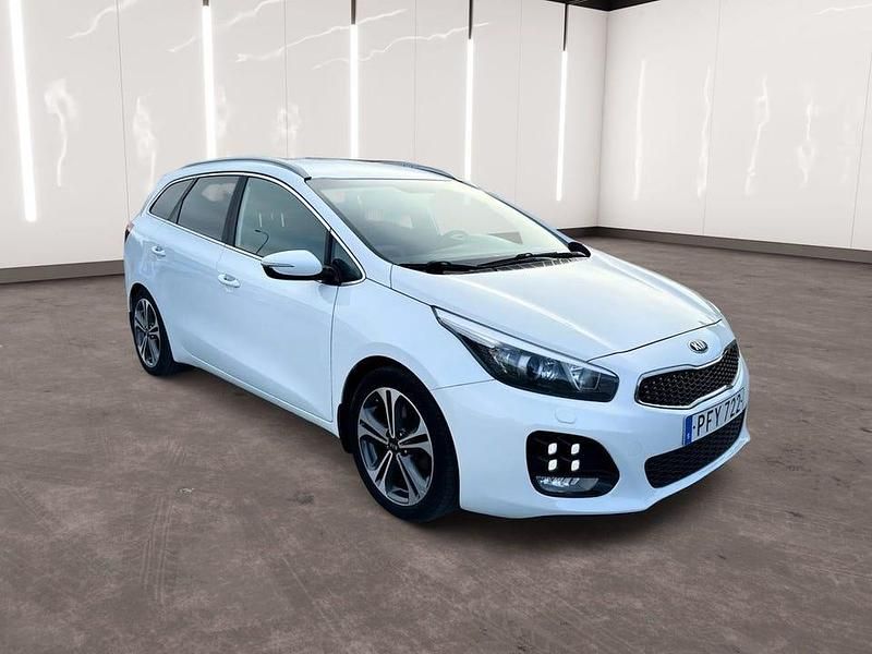 Vit Begagnad 2017 Kia Ceed Sportswagon GT-Line Kombi | 99 900 kr (Marknadspris) - Bild 1/4