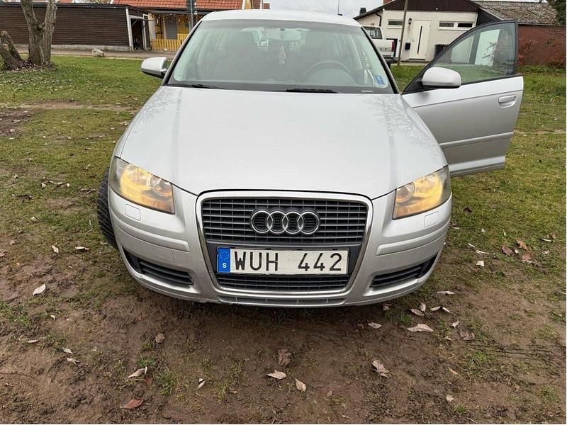 Silver Begagnad 2005 Audi A3 Sportback Attraction Halvkombi | 27 000 kr (Marknadspris) - Bild 1/4