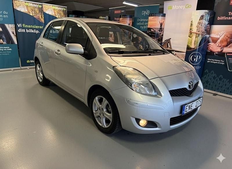 Silver Begagnad 2010 Toyota Yaris Halvkombi | 34 900 kr (Bra pris) - Bild 1/4