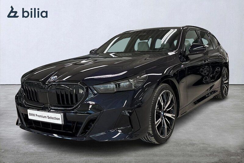 Svart Begagnad 2025 BMW 530e M Sport Kombi | 729 900 kr (Marknadspris) - Bild 1/4