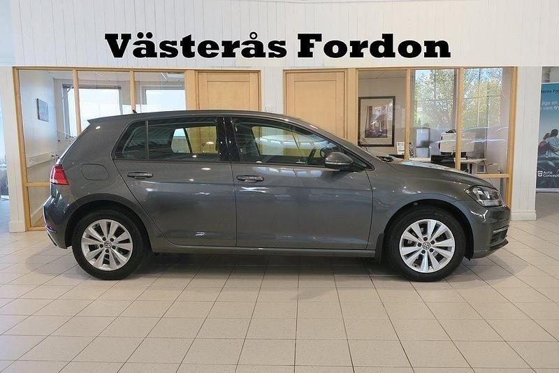 Mörkgrå (grå) Begagnad 2018 VW Golf VII Halvkombi | 182 900 kr (Marknadspris) - Bild 1/4