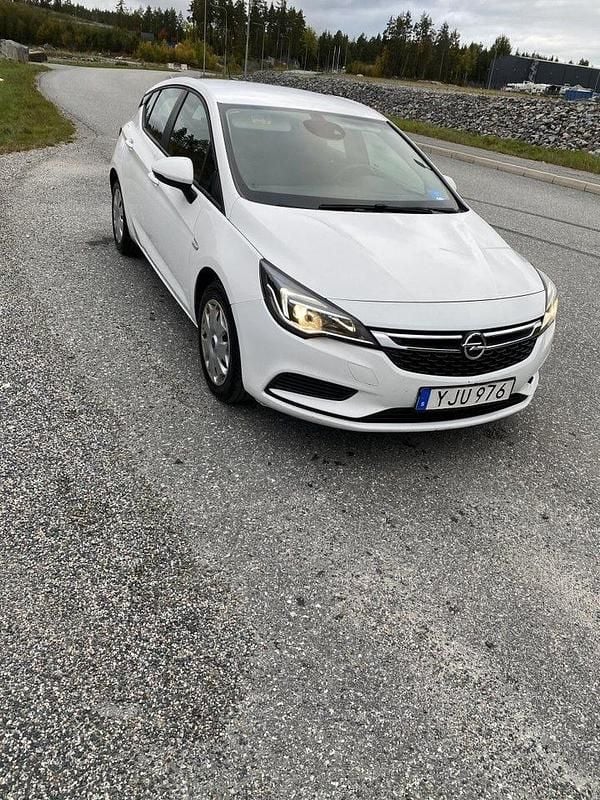 Vit Begagnad 2017 Opel Astra Enjoy Halvkombi | 77 000 kr (Bra pris) - Bild 1/4