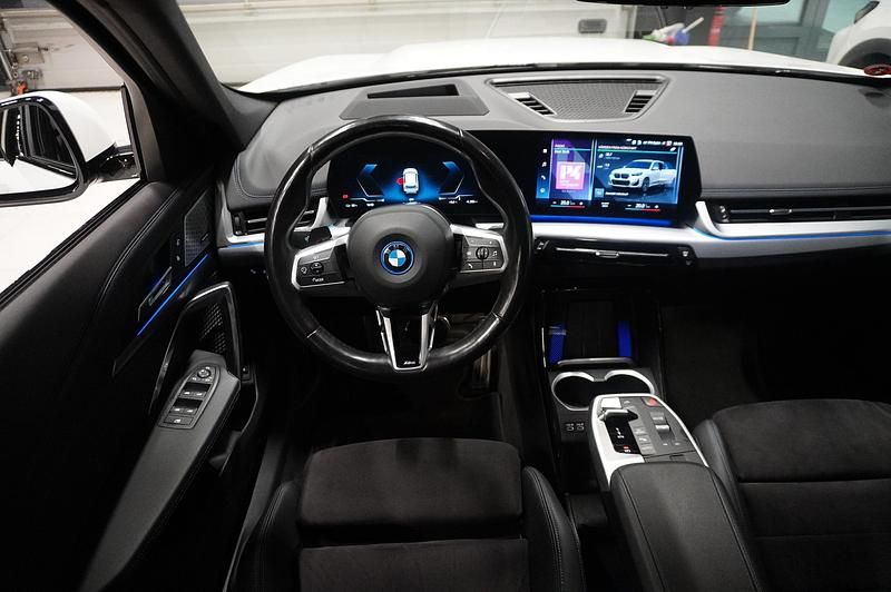 Vit Begagnad 2023 BMW iX1 M Sport SUV | 454 800 kr (Marknadspris) - Bild 1/4
