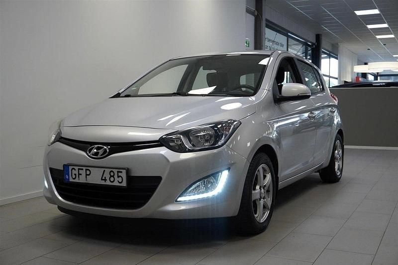 Silver Begagnad 2013 Hyundai i20 Premium Halvkombi | 109 900 kr (Dyr) - Bild 1/4