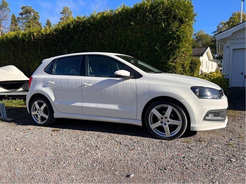 Vit Begagnad 2014 VW Polo R-line Halvkombi | 89 000 kr (Marknadspris) - Bild 1/4