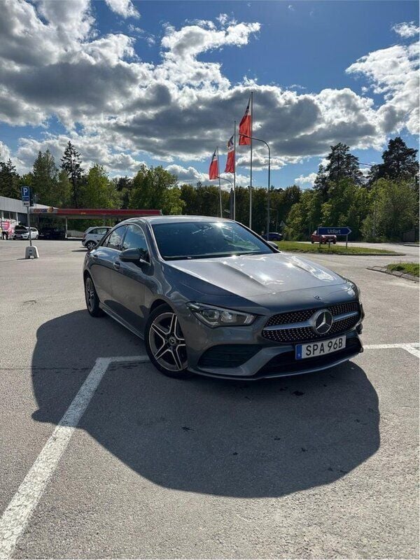 Grå Begagnad 2019 Mercedes CLA180 AMG Sedan | 290 000 kr (Marknadspris) - Bild 1/4