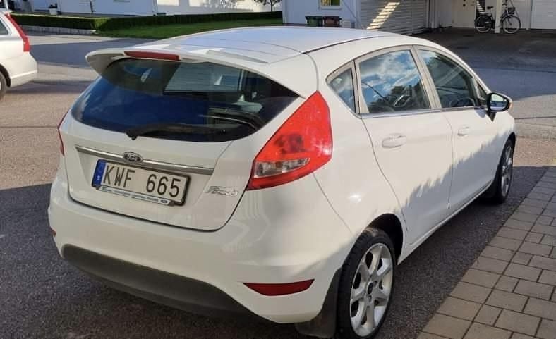 Vit Begagnad 2011 Ford Fiesta Titanium Halvkombi | 49 000 kr (Marknadspris) - Bild 1/4