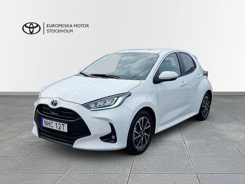 Vit Begagnad 2022 Toyota Yaris Hybrid Active Halvkombi | 218 900 kr (Marknadspris) - Bild 1/4