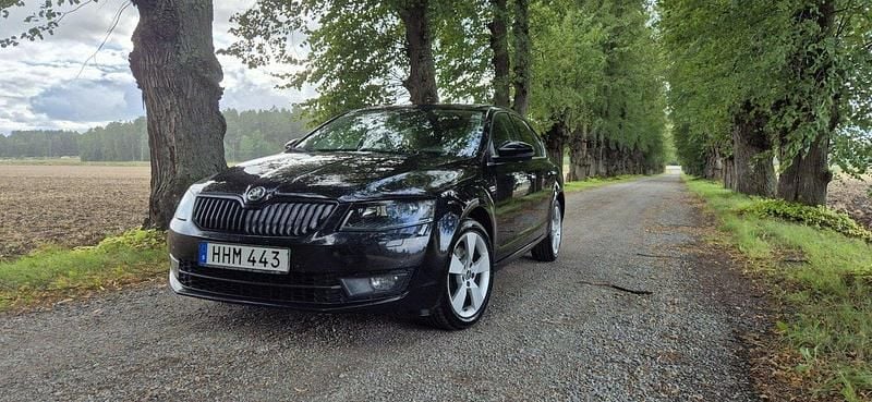 Svart Begagnad 2013 Skoda Octavia Halvkombi | 99 900 kr (Marknadspris) - Bild 1/4