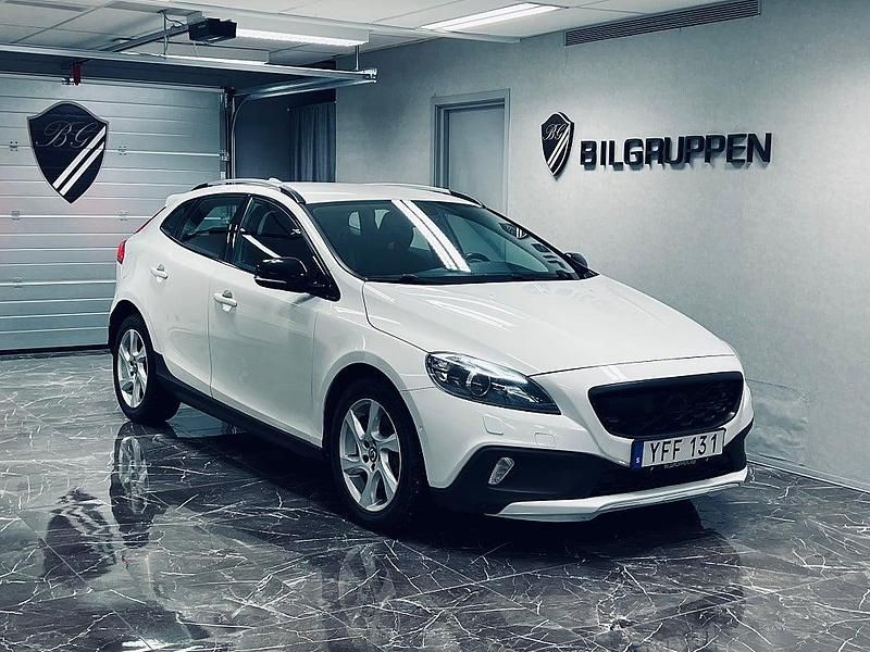 Begagnad Volvo V40 Momentum 150 HK (110 kW) 2015 Vit Halvkombi