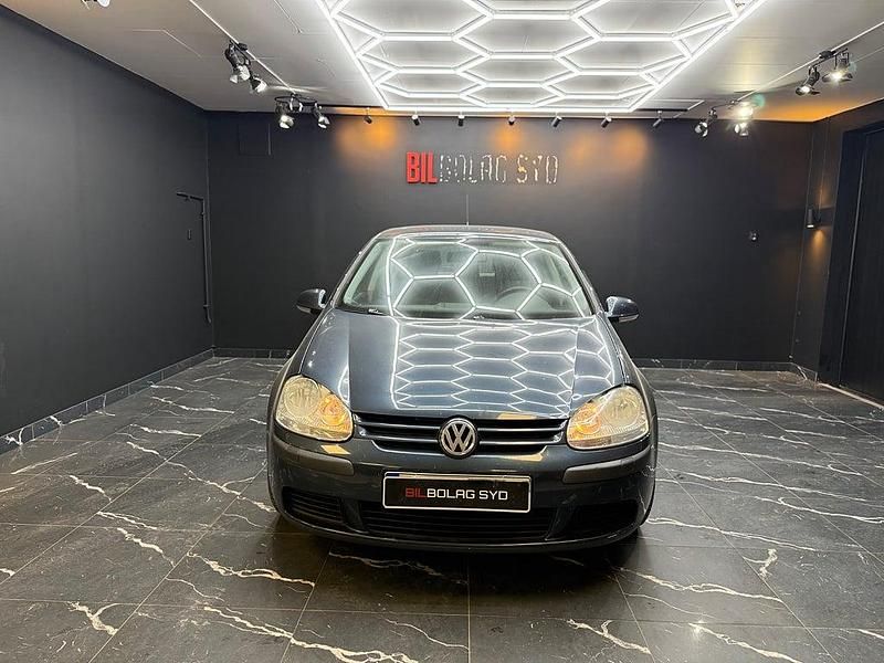 Begagnad VW Golf IV Trendline 102 HK (75 kW) 2005 Mörkblå Halvkombi