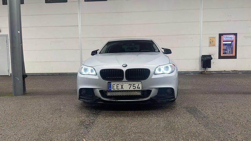 Ljusgrå (grå) Begagnad 2012 BMW 530 M Sport Sedan | 149 900 kr (Bra pris) - Bild 1/4