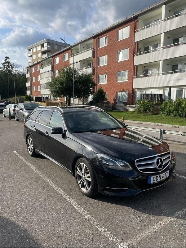Svart Begagnad 2016 Mercedes E220 Kombi | 106 900 kr (Marknadspris) - Bild 1/4