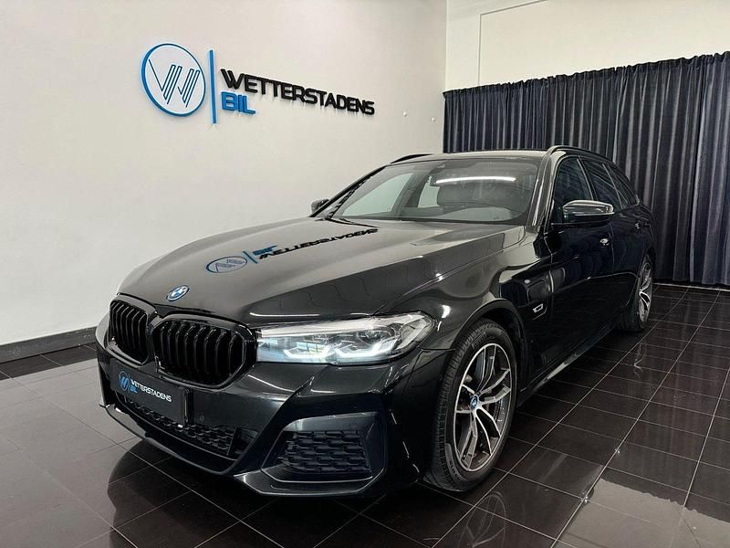 Svart (black sapphire metallic) Begagnad 2022 BMW 530e Shadowline Kombi | 309 000 kr (Marknadspris) - Bild 1/4