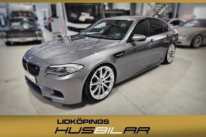 Grå Begagnad 2012 BMW 745L Shadowline Sedan | 449 000 kr - Bild 1/4