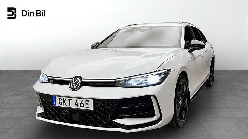 Vit Begagnad 2024 VW Passat R-line SUV | 469 900 kr - Bild 1/4