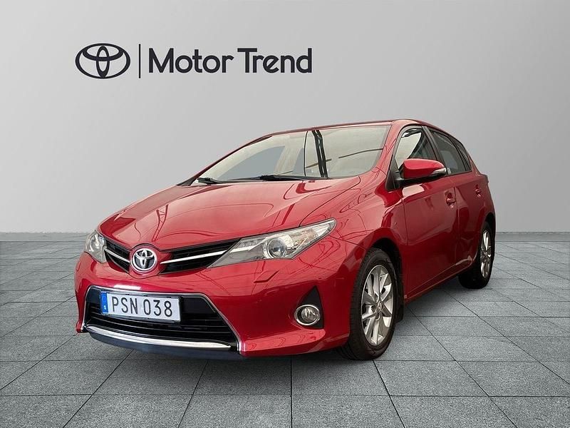 Mörkröd (röd) Begagnad 2014 Toyota Auris Life Halvkombi | 109 900 kr (Marknadspris) - Bild 1/4