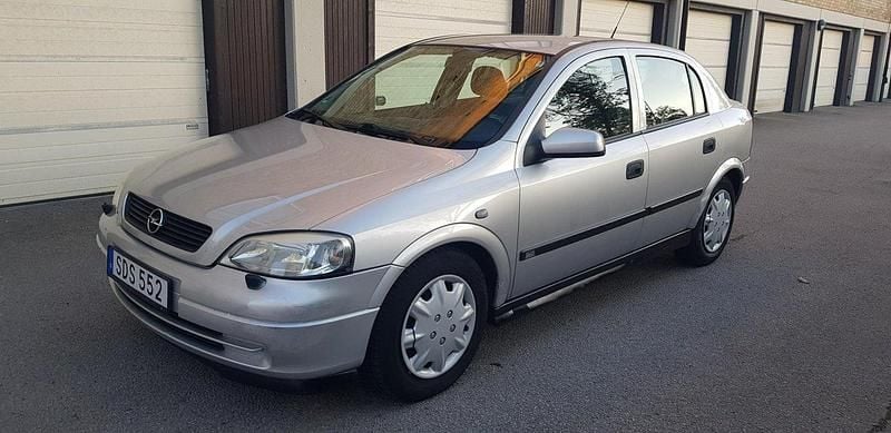 Grå Begagnad 2001 Opel Astra Halvkombi | 32 000 kr (Marknadspris) - Bild 1/4